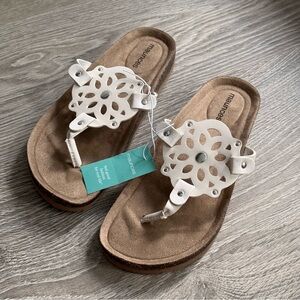 NWT MAURICES VANESSA MEDALLION FOOTBED SANDAL IN WHITE